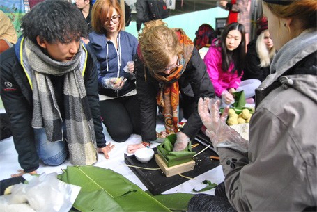 Foreign students welcome Tet in Vietnam - ảnh 1